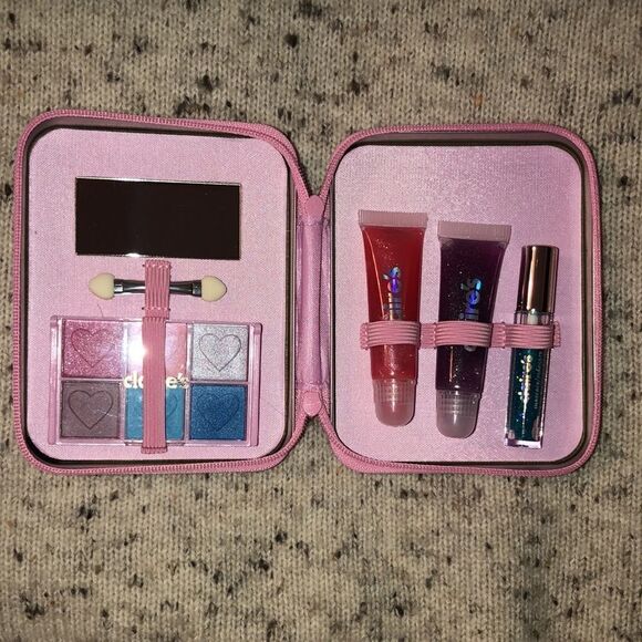 claire’s Rhinestone Hearts Barbie Pink Make Up Zip Around Tin - Picture 10 of 11